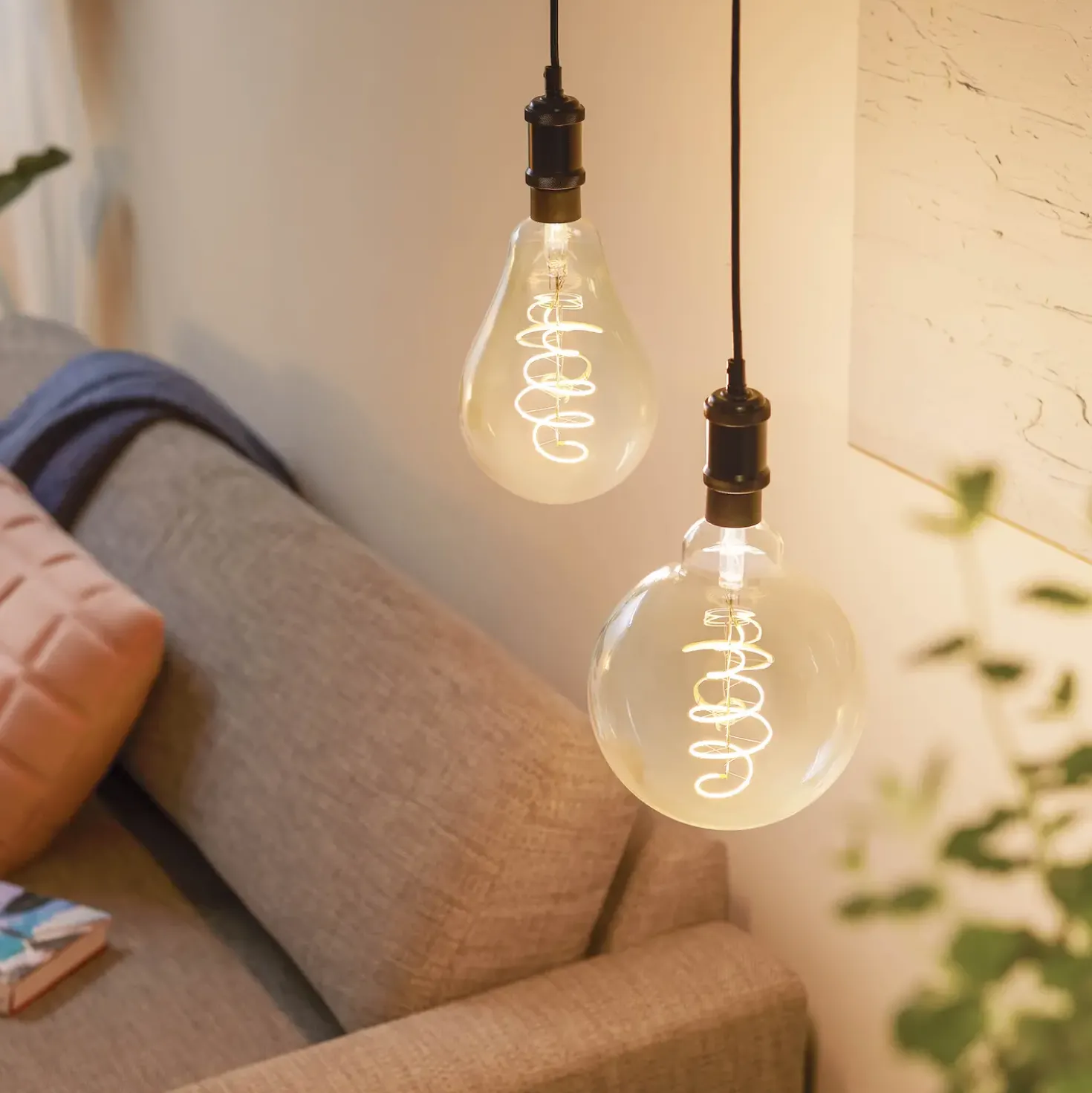 Philips Smart WiZ white LED pære E27 6,7W mega globe guld
