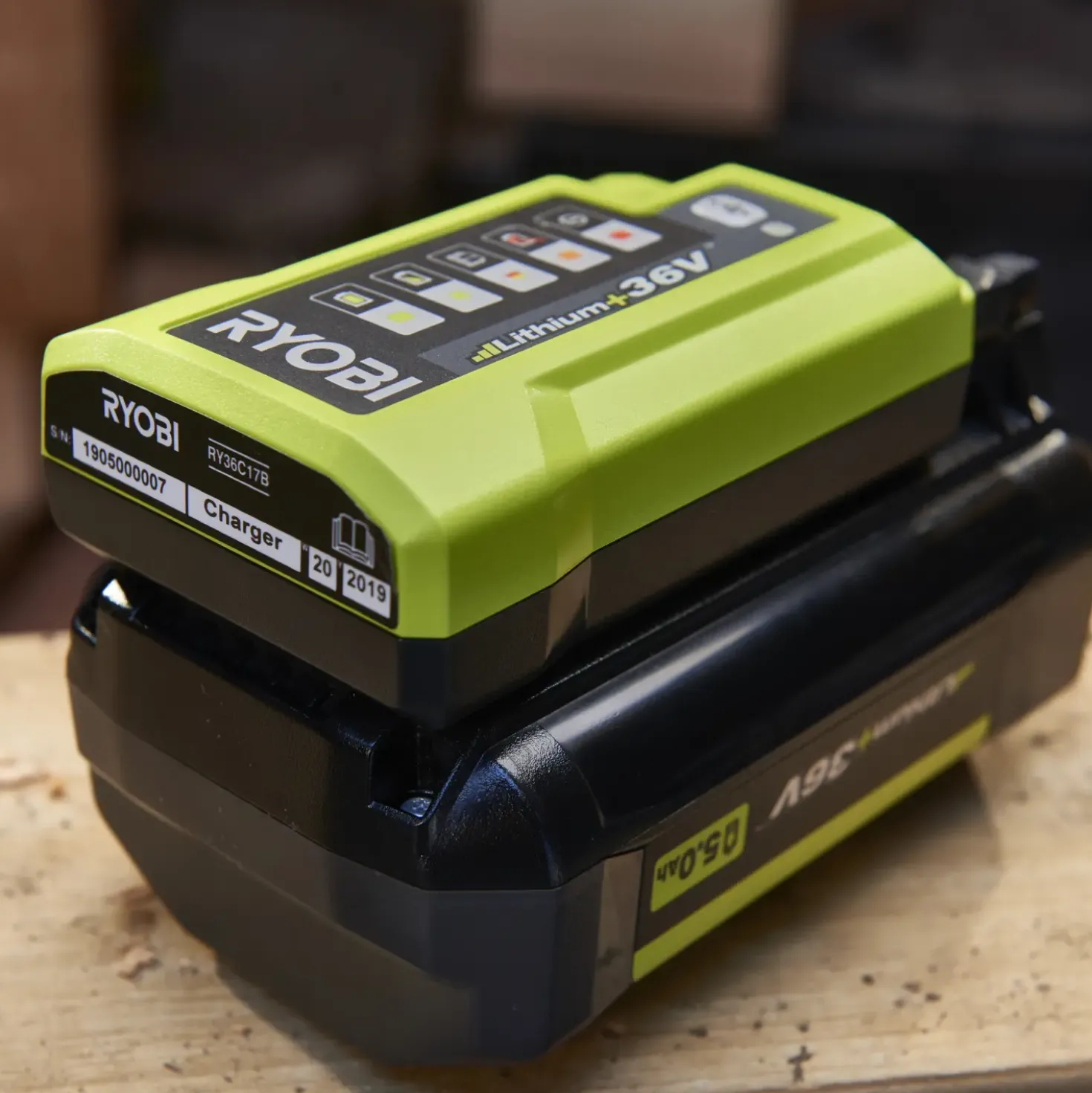 Ryobi RY36C17A 36V MAX POWER lader