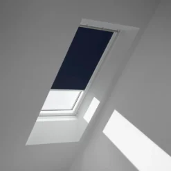 VELUX mørklægningsgardin manuel DKL MK08 mørkeblå 78x140cm